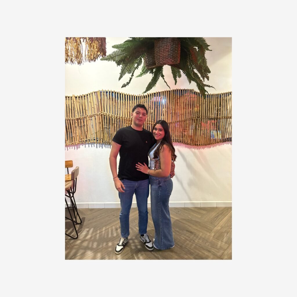 Cliente Joven de Marca Elite. Con su novia.